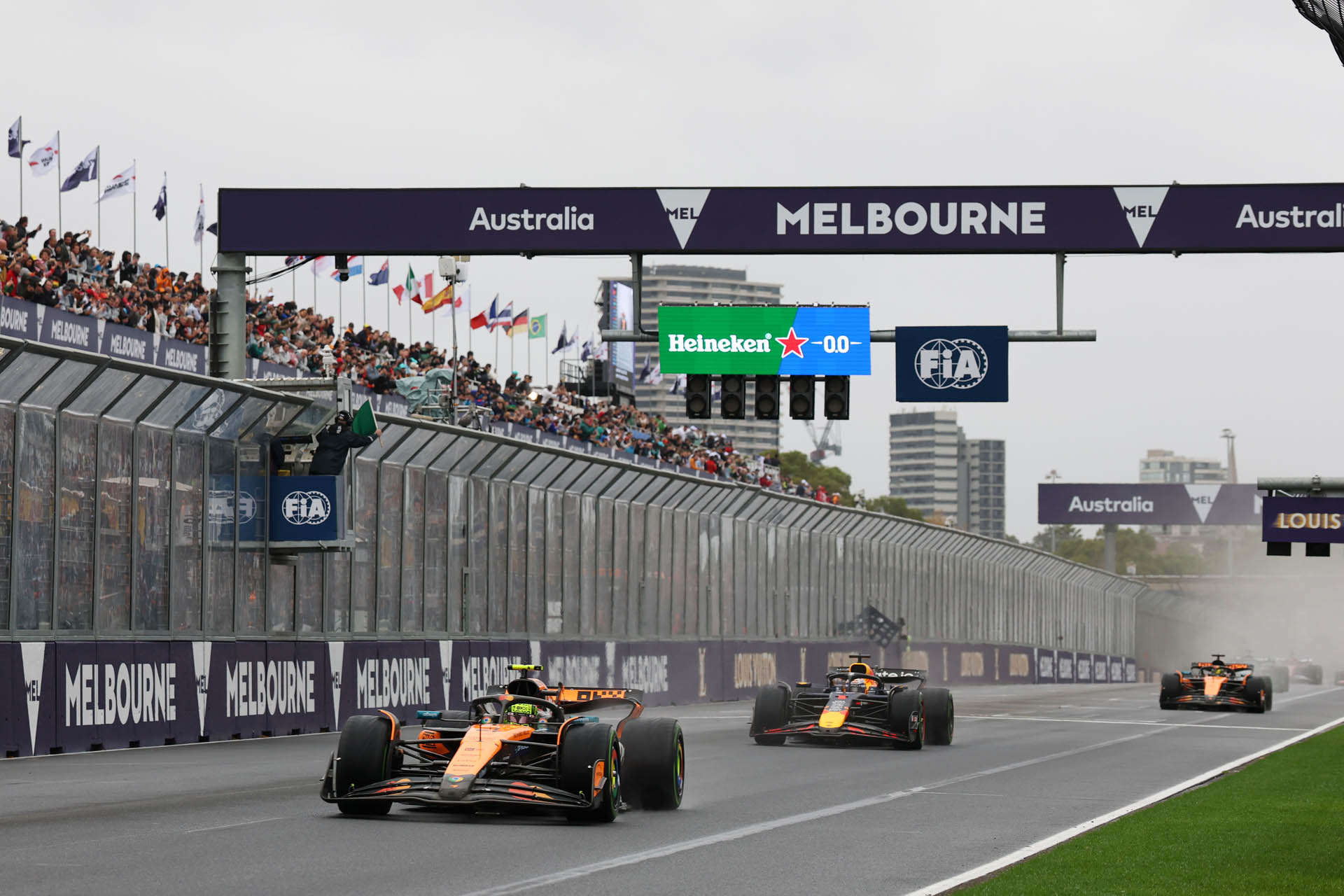 MELBOURNE, AUSTRALIA - MARCH 16: Lando Norris of Great Britain driving the (4) McLaren MCL39 Mercedes leads Max Verstappen of the Netherlands driving the (1) Oracle Red Bull Racing RB21 and Oscar Piastri of Australia driving the (81) McLaren MCL39 Mercedes on track during the F1 Grand Prix of Australia at Albert Park Grand Prix Circuit on March 16, 2025 in Melbourne, Australia. (Photo by Steven Tee/LAT Images)